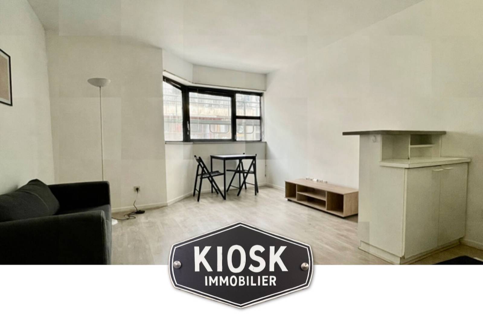 À louer, charmant studio meublé situé au 64 rue de la Colonie à Paris 13e, offrant un cadre de vie confortable, pratique et idéalement desservi par les transports et les commerces du quartier.
