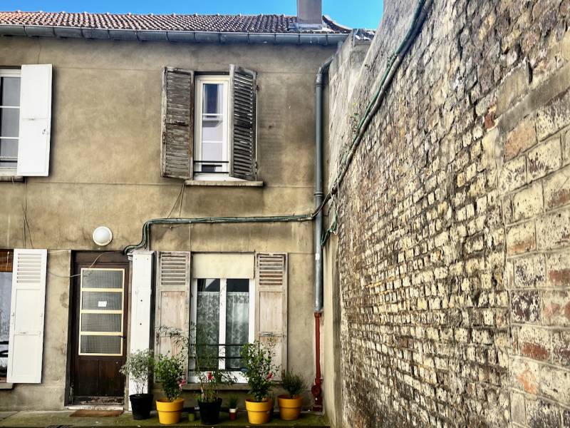 rue de l’Espérance  ♡♡♡    La campagne à Paris. Une véritable pépite immobilière pour les amateurs de rénovation. Vendu occupé